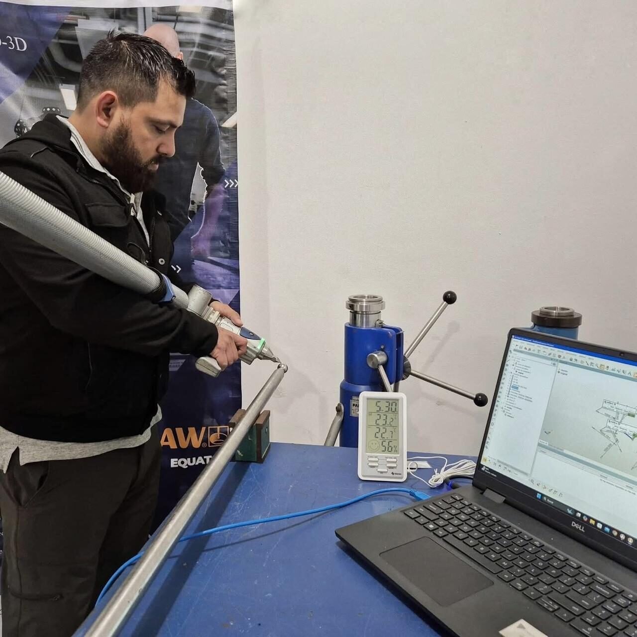 Técnico calibrando brazo articulado con software de metrología