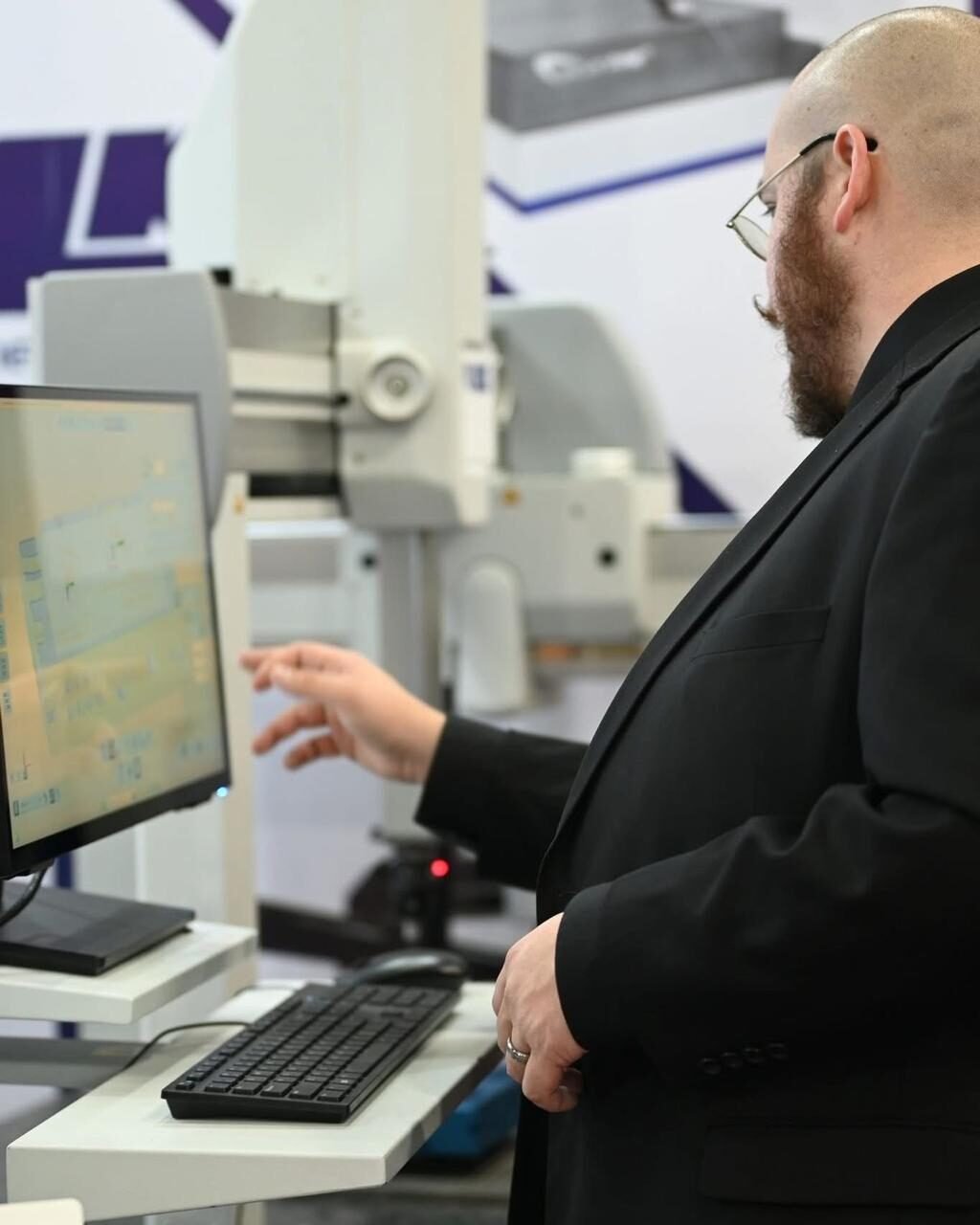 Técnico operando CMM